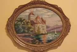 Kastély a tónál kis vitorlásal, vintage enteriőrbe illő ovális gobelin kép aranyszínű keretben