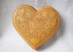 Szív alakú népi fafaragás , dísz doboz ékszer tartó ,,nagyobb" méret belső tükrös 26,5 x 26 x 10 cm