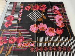 Selyemkendő hatalmas virágfüzérrel, 75 x 72 cm