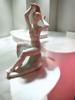 Fésülködő nő Aquincum barokk akt porcelán.