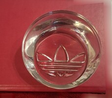 Ajka kristály levél nehezék, Adidas logóval. ﻿Méretei: 8,5 x 4,5 cm. Hibátlan,  nagyon szép!