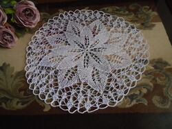 Kötött 28 cm. átm. hófehér terítő, asztalközép.