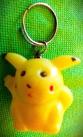 Retro trafikáru bazáráru fém /plasztik kulcstartó POKEMON PIKACHU figurás a képek szerint 2.