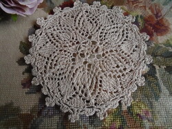 Dekoratív 14 cm. átm. kötött terítő.