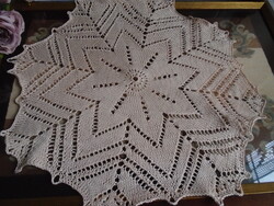 Kötött, vastagabb 42 cm. átm.  kötött terítő, asztalközép.