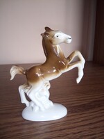 Lippelsdorf porcelán ágaskodó ló. 13,3 cm.