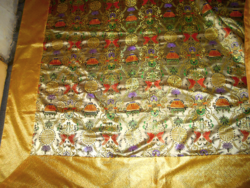 Kínai selyem  terítő. 137 cm X 137 cm  bélelt-a valóságban sokkal szebb mint a fotón