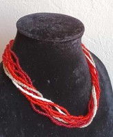 Soksoros piros - fehér gyöngysor nyakék