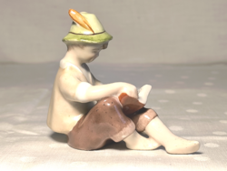 Kőbányai porcelán olvasó gyerek