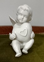 Fehér kerámia angyalka - puttócska, szívvel az ölében
