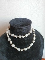 Fehér ásvány köves gyöngysor nyakék