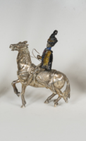 Ezüst miniatűr katona figura lovon - fekete tollas sisakkal