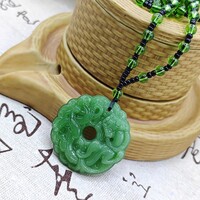 SÖTÉTEBB SZÉP ZÖLD SZÍNŰ OBSZIDIÁN SZERENCSE AMULETT FÁNK ALAKÚ, GYÖNGYÖS LÁNCON.