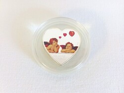 Szív alakú ezüst érme angyal motívummal és Swarovski kristállyal