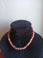 Fehér - piros sokköves gyöngysor nyakék