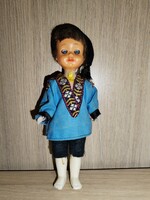 Vintage alvós fiú baba, tradicionális ruhában