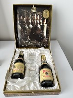 1972﻿ Tokaji aszú 3 puttonyos 0,25l , 1973 Tokaji Szamorodni 0,25l ,kettő darab pohár  díszdobozban!