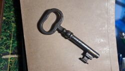 Antik kovácsoltvas pincekulcs II. Mérete: 11.5 cm.