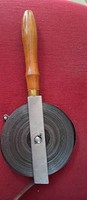 Antik földmérő, mérnöki mérő szalag. fa nyéllel.32 cm d 13 cm.