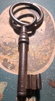 Antik kovácsoltvas pincekulcs. Mérete: 9 cm