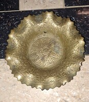 Indiai réz tál ,fodros szélű. ,tömör.Mérete: 13.5 cm