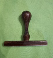 Régi lakkozott fa pecsét, stempli, bélyegző hibátlan állapotban. 8 x 7 cm.