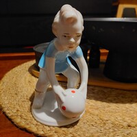 Zsolnay(?)-jellegű labdázó gyerek porcelán