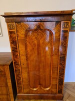 Biedermeier garnitúra (ruhás szekrények, komód, éjjeli szekrények, fiókos szekrényke, tükrös tálaló)