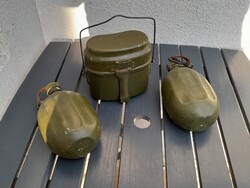 Katonai csajka és kulacsok egyben