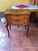 Neobarokk kis méretű intarziás két fiókos komód 77x61x36 cm.