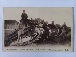 Antik képeslap Renault FT harckocsi manőverezés közben