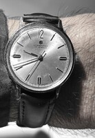 Junghans legendás karóra pontosan működő szerkezettel, újrakrómozás alatti tokkal, bőrszíjjal. 31 mm