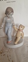 Aquincumi porcelán kislány macival