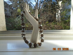 Designer által készített ezüst és barna színű szabálytalan kavics hatású gyöngyökből egyedi nyakék