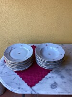 18 darab Zsolnay porcelán lapos és mély tányérok.