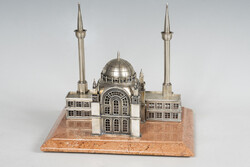 Ezüst miniatűr mecset márványon