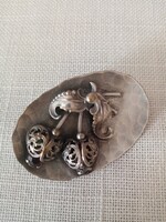 Régi  magyar  iparművészeti  ezüstözött réz  ötvös  rózsabimbó  bross /  kitűző két kővel