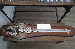 Díszkard Falitartóval