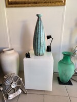 Kerámia gyűjtőknek, Végvári Gyula 50.5 cm-es stílusos retro kerámia vázája a 60-as évek elejéről.