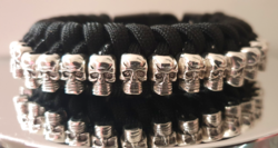 ÚJ! EGYEDI KÉZMŰVES PARACORD UNISEX KARKÖTŐ fém KOPONYÁKKAL