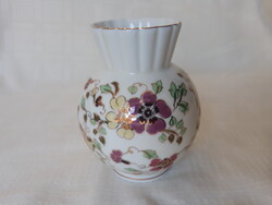 Zsolnay porcelán pillangó mintás pocakos váza, teljesen körbe mintás, 13 cm