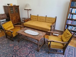 Mustársárga bársony kárpitos kolóniál nappali garnitúra fotel kanapé dohányzó asztal
