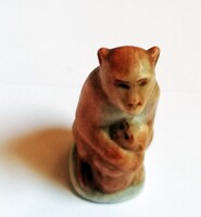 Miniatűr porcelán kölykét ölelő  majmocska ritkaság: 3,5 cm