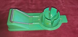 Retro műanyag zöld színű tojásszeletelő