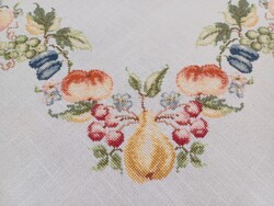 Gyümölcsös keresztszemes asztalterítő 92 x 92 cm