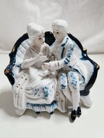 Jelöletlen kék - fehér - arany festésű, szófan ülő porcelán viktoriánus szerelmes pár - 15 x 13 cm