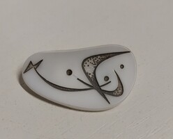 Retro igényes kézimunkával készített Iparművészeti faragott gyöngyház  bross kitűző