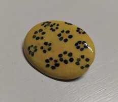 KÉZZEL FESTETT PORCELÁN BROSS KITŰZŐ