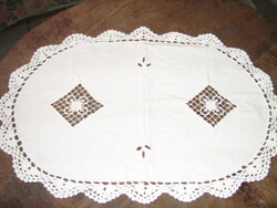 Aranyos kézzel horgolt szélű necc betétes vitrin terítő