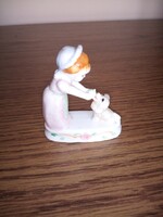 Porcelán kislány kutyával. 7 cm. Hibátlan.